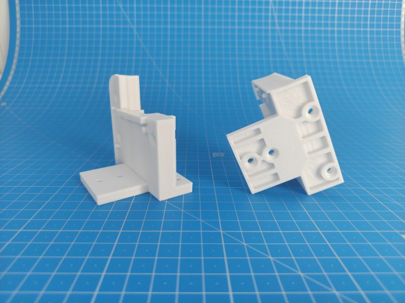 FDM 3D друк кількох технічних деталей з чорного пластику одночасно